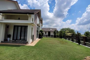 2storey corner lot bungalow with huge land in Laman Permai, Subang Bestari