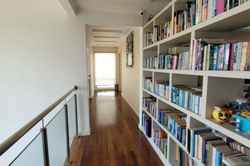 2storey corner lot bungalow with huge land in Laman Permai, Subang Bestari