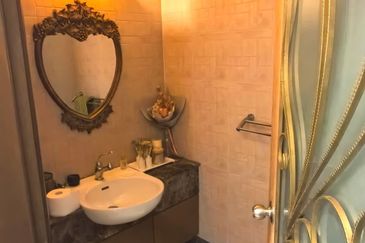 Stulang Laut / Darat