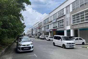 D’ Public square Batu Kawa for sale 