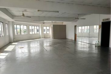 2nd Floor Corner unit office for rent at Damai Perdana, Cheras 