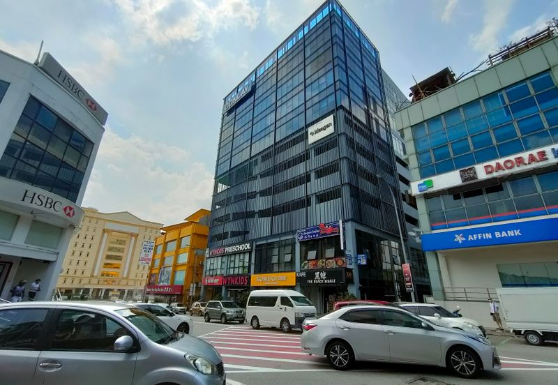 Walking distance to Lrt station 