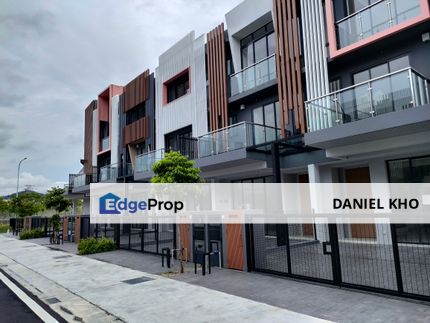 3 storey house Taman Puchong Legenda , Selangor, Puchong