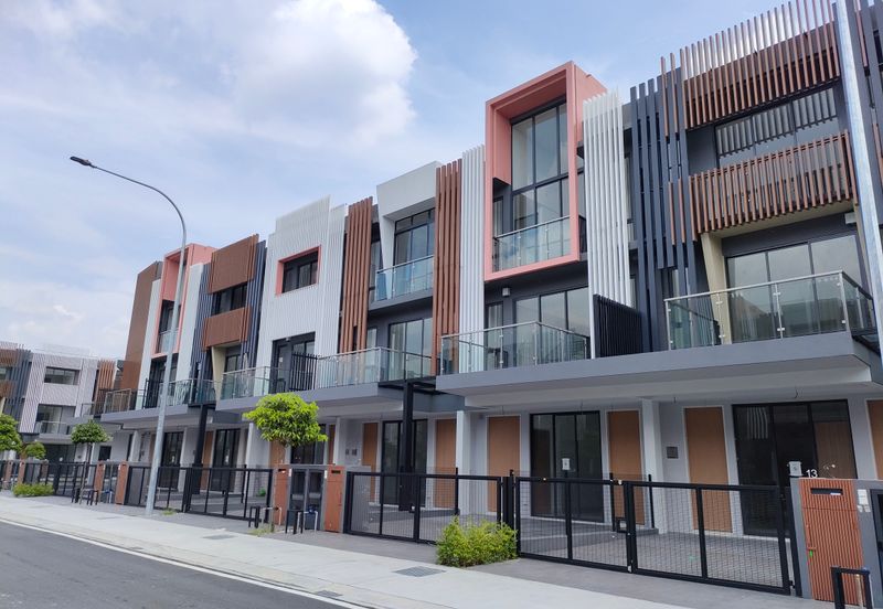 3 storey house Taman Puchong Legenda 