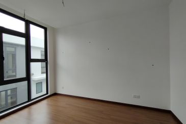 3 storey house Taman Puchong Legenda 