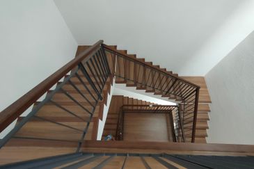 3 storey house Taman Puchong Legenda 