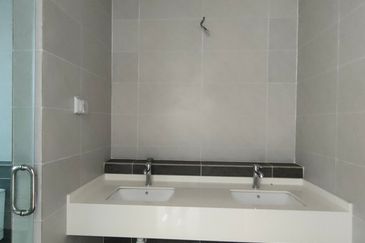 3 storey house Taman Puchong Legenda 