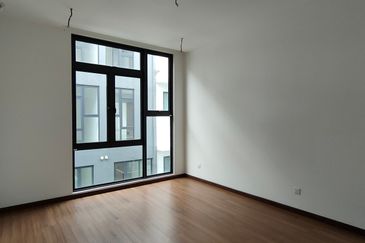 3 storey house Taman Puchong Legenda 