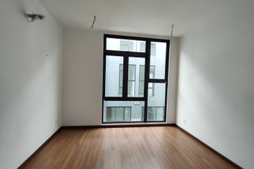 3 storey house Taman Puchong Legenda 