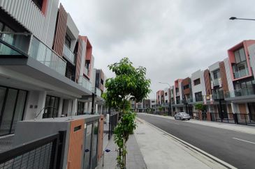 3 storey house Taman Puchong Legenda 