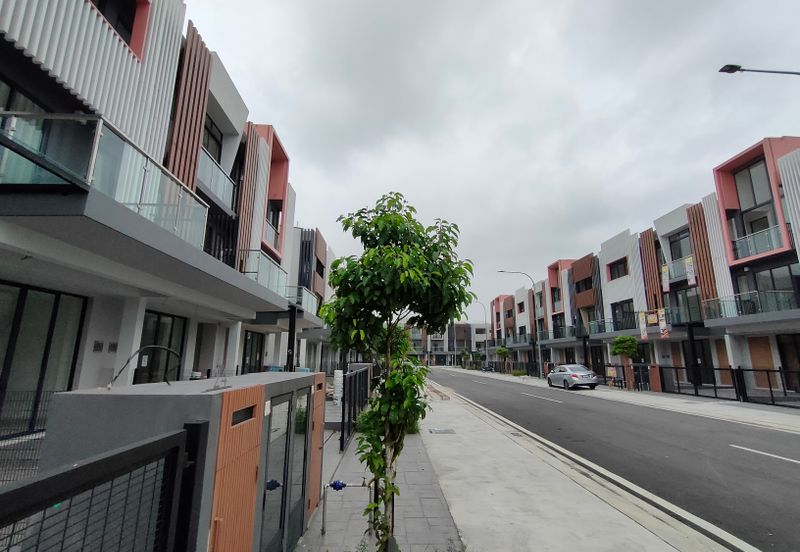 3 storey house Taman Puchong Legenda 