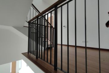 3 storey house Taman Puchong Legenda 