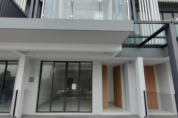 3 storey house Taman Puchong Legenda 