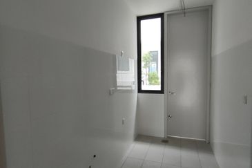 3 storey house Taman Puchong Legenda 