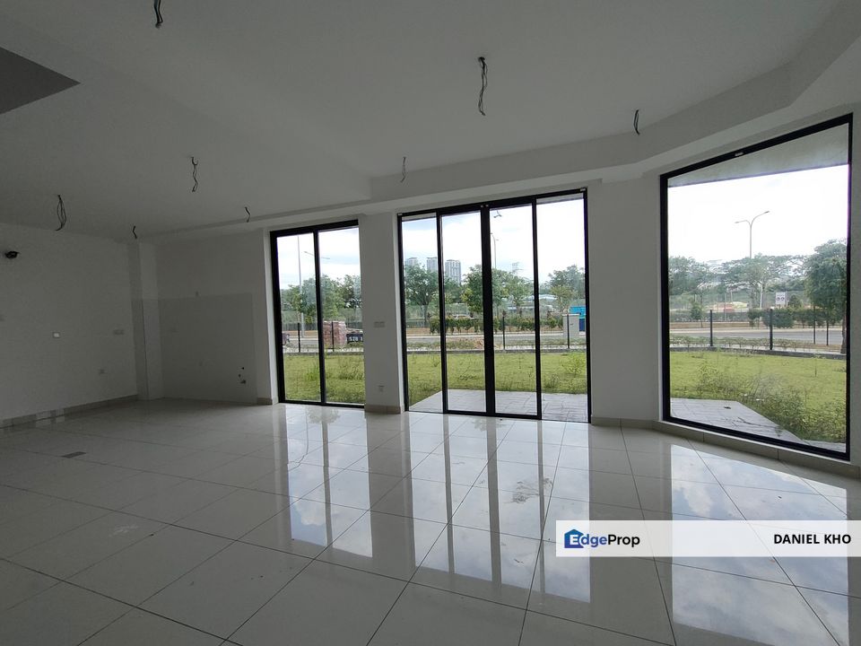 3 storey house Taman Puchong Legenda , Selangor, Puchong