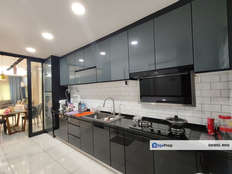 Fully renovated seller spend more than 200k for renovation cost & free furnitures , Selangor, Klang