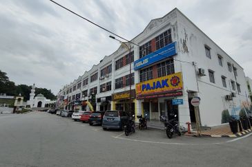 Ground floor shop facing main road & near by tourist place Bukit Melawati Kuala Selangor 