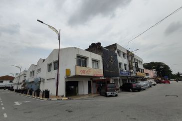 Ground floor shop facing main road & near by tourist place Bukit Melawati Kuala Selangor 