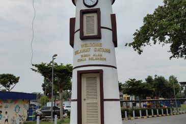 Ground floor shop facing main road & near by tourist place Bukit Melawati Kuala Selangor 