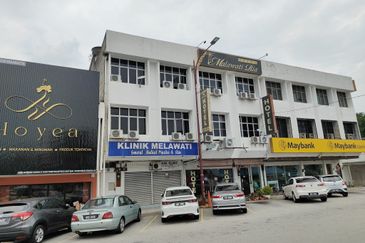 Ground floor shop facing main road & near by tourist place Bukit Melawati Kuala Selangor 