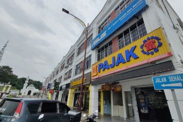 Ground floor shop facing main road & near by tourist place Bukit Melawati Kuala Selangor 