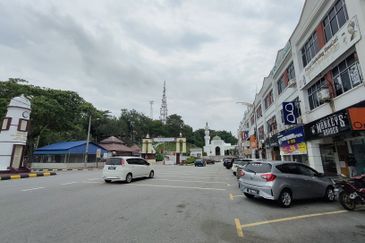 Ground floor shop facing main road & near by tourist place Bukit Melawati Kuala Selangor 