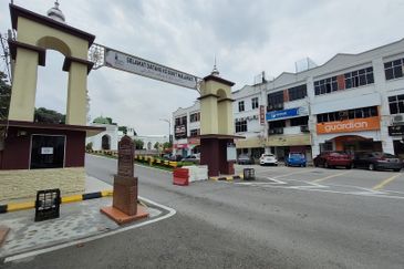 Ground floor shop facing main road & near by tourist place Bukit Melawati Kuala Selangor 
