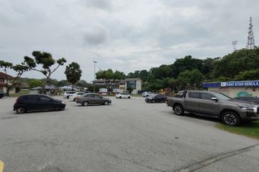 Ground floor shop facing main road & near by tourist place Bukit Melawati Kuala Selangor 