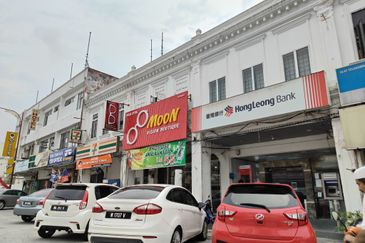 Ground floor shop facing main road & near by tourist place Bukit Melawati Kuala Selangor 