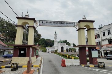 Ground floor shop facing main road & near by tourist place Bukit Melawati Kuala Selangor 