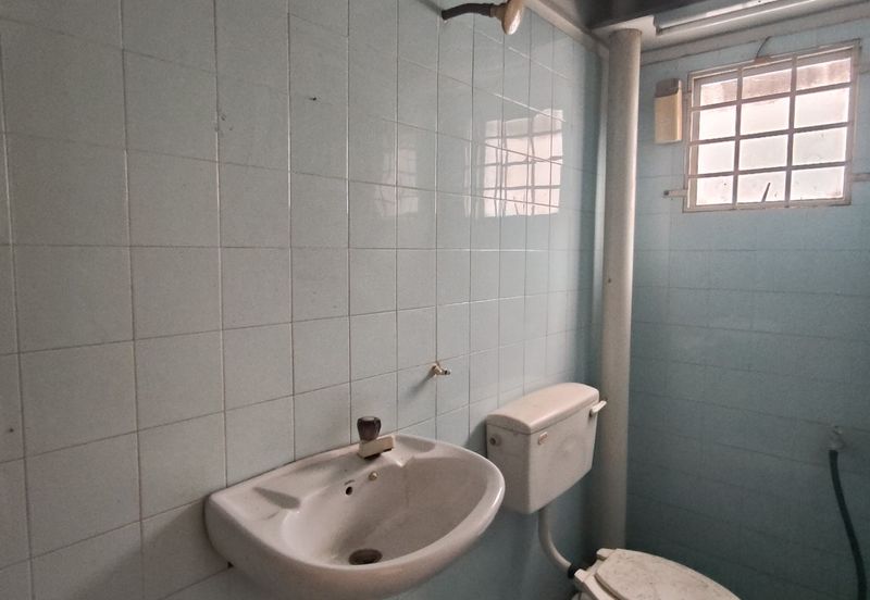 44 x 90 First floor shop with lift near by Standard Chartered Bank Klang Town 