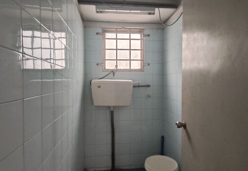 44 x 90 First floor shop with lift near by Standard Chartered Bank Klang Town 