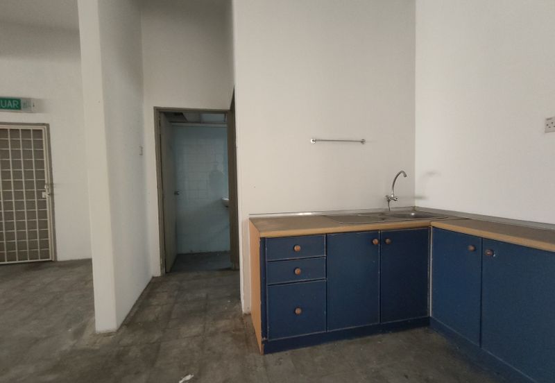 44 x 90 First floor shop with lift near by Standard Chartered Bank Klang Town 