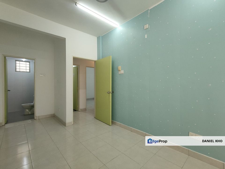 Renovated kitchen cabinet ground floor unit apartment nearby Lrt station ( Johan Setia ) , Selangor, Klang