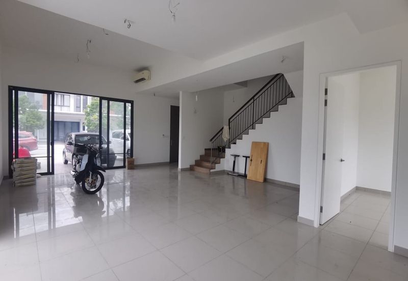 Luxura Residence @ twentyfive.7