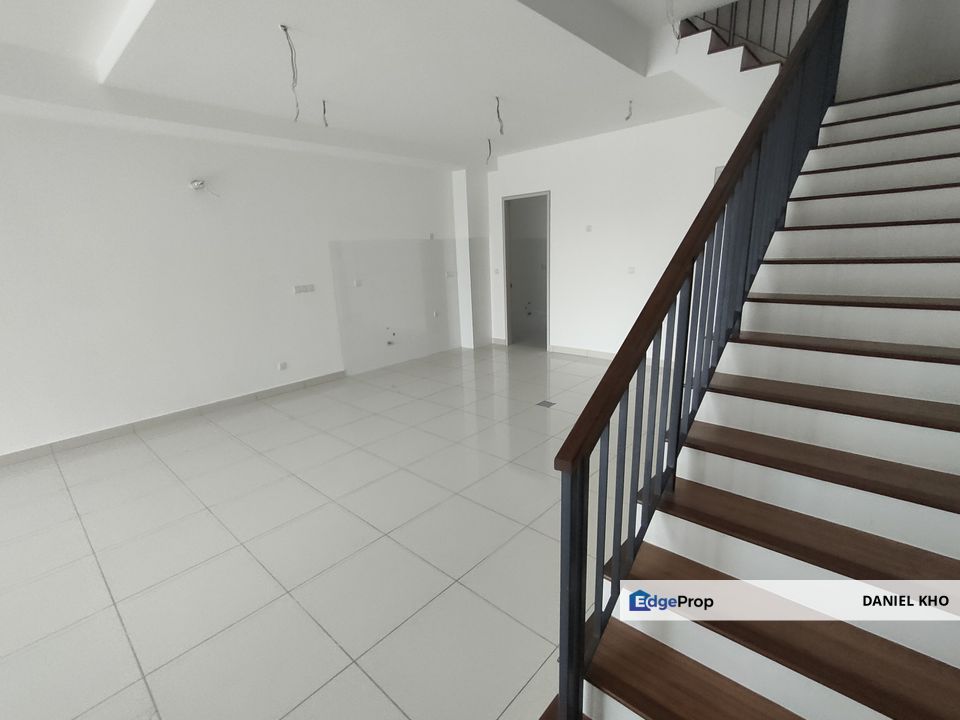 3 storey terraced house Taman Puchong Legenda 300 meter from IOI Mall Puchong only , Selangor, Puchong