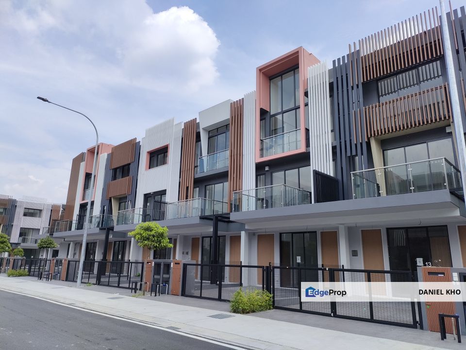 3 storey terraced house Taman Puchong Legenda 300 meter from IOI Mall Puchong only , Selangor, Puchong