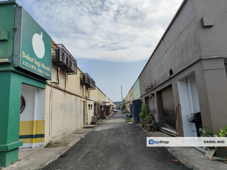 Under MV shop in Bandar Putera Klang , Selangor, Klang