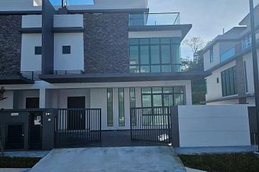 3 Storey Semi- Detached house ON SALE!