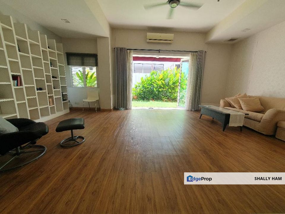 Renovated SemiD double storey house at tropicana golf & country resort