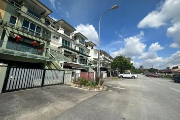 3 storey house to  let at happy garden, oug ,okr 