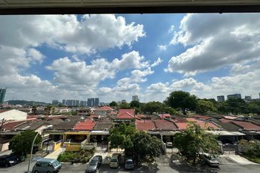 3 storey house to  let at happy garden, oug ,okr 