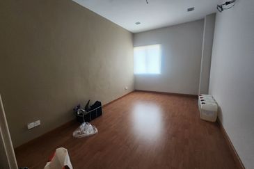 3 storey house to  let at happy garden, oug ,okr 