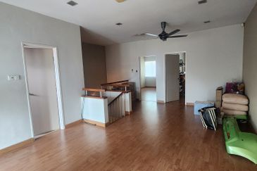 3 storey house to  let at happy garden, oug ,okr 