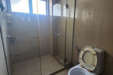 3 storey house to  let at happy garden, oug ,okr 