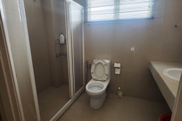 3 storey house to  let at happy garden, oug ,okr 