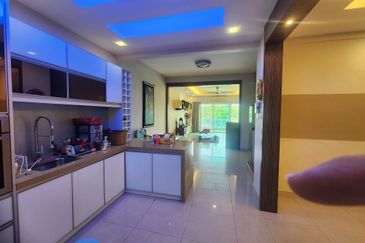 3 storey house to  let at happy garden, oug ,okr 