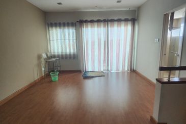 3 storey house to  let at happy garden, oug ,okr 