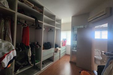 3 storey house to  let at happy garden, oug ,okr 