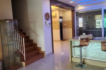 3 storey house to  let at happy garden, oug ,okr 